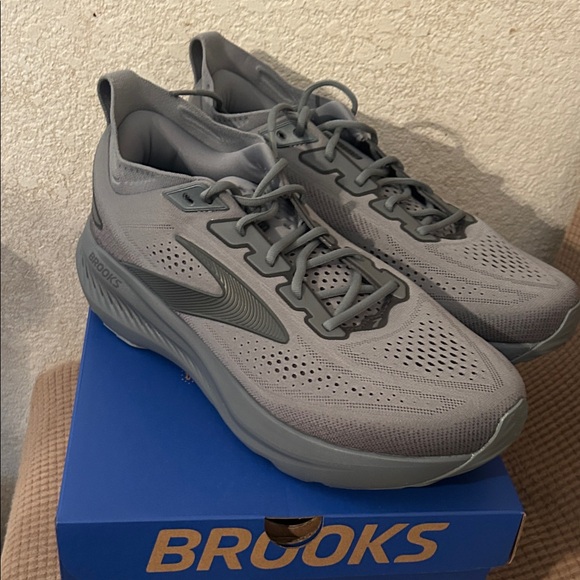 Brooks Men's Glycerin 23  Athletic Gray Sneakers brand new - Picture 2 of 4